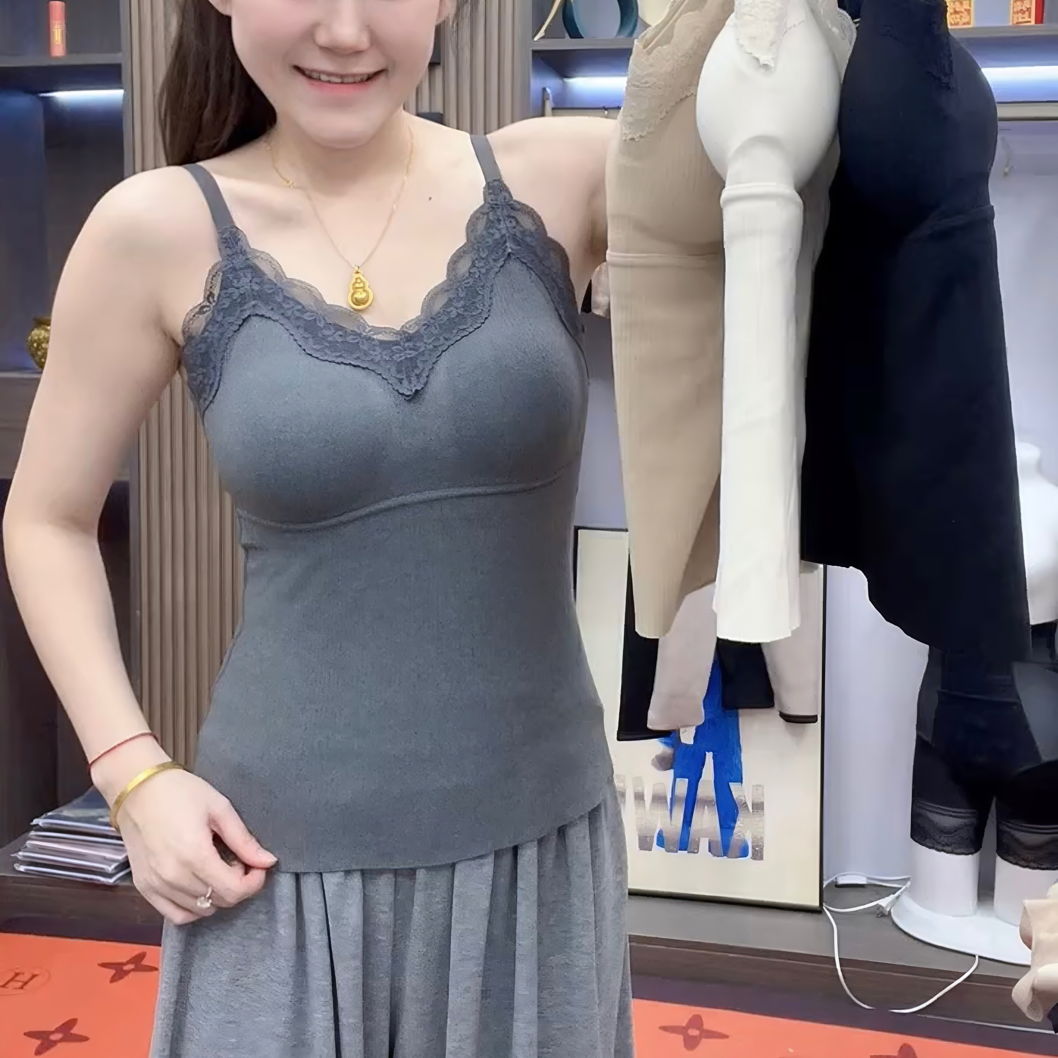 秋冬V领蕾丝保暖吊带背心带胸垫