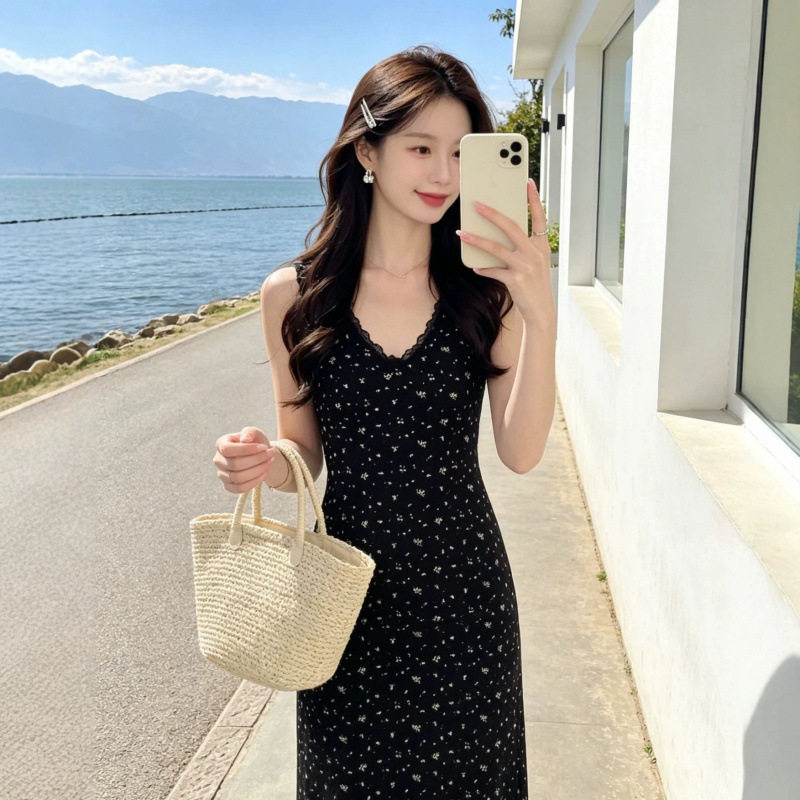 2026夏季新款黑色挂脖V领
