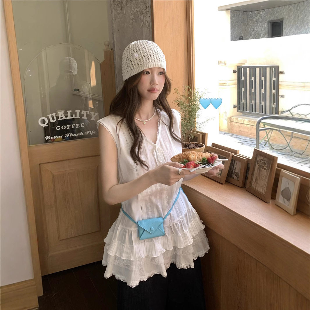 法式甜美V领无袖衬衫女夏蕾丝拼接荷叶边背心森系减龄娃娃衫上衣