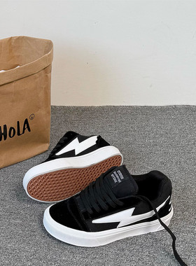 原创小众情侣黑色闪电板鞋女2025新款百搭运动休闲鞋ins潮面包鞋