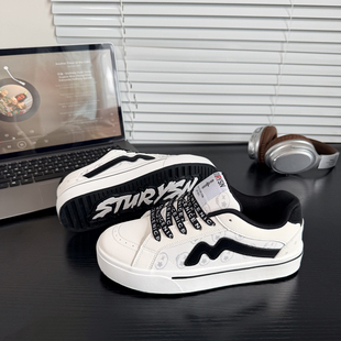 秋季涂鸦厚底小白鞋女潮chic小众学生百搭休闲板鞋2026新款滑板鞋
