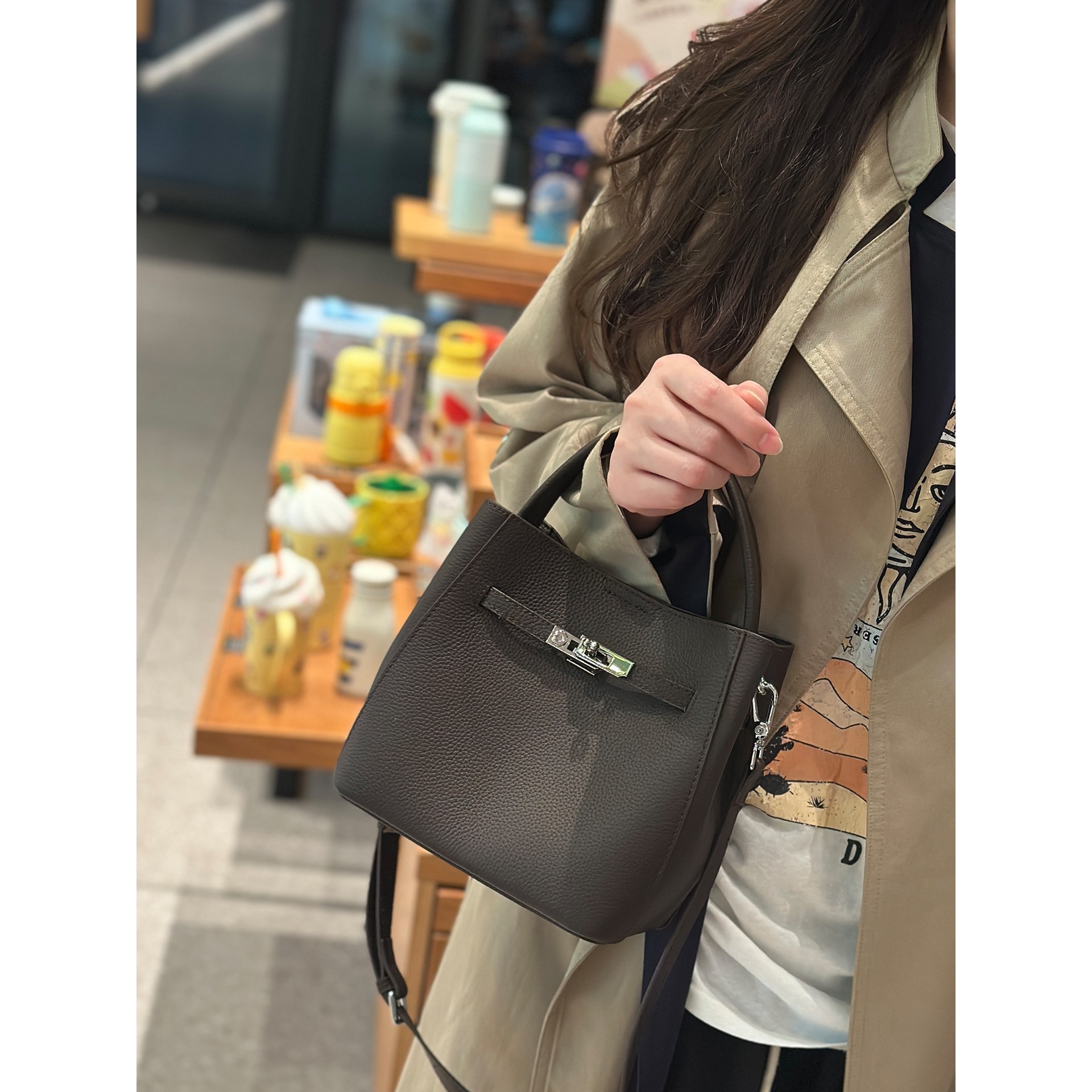 达人推荐真皮水桶包包女2025秋冬季新款高级感通勤手提包头层牛皮,箱包皮具/热销女包/男包,水桶包,淘宝优惠券,粉丝福利购,淘宝优惠卷