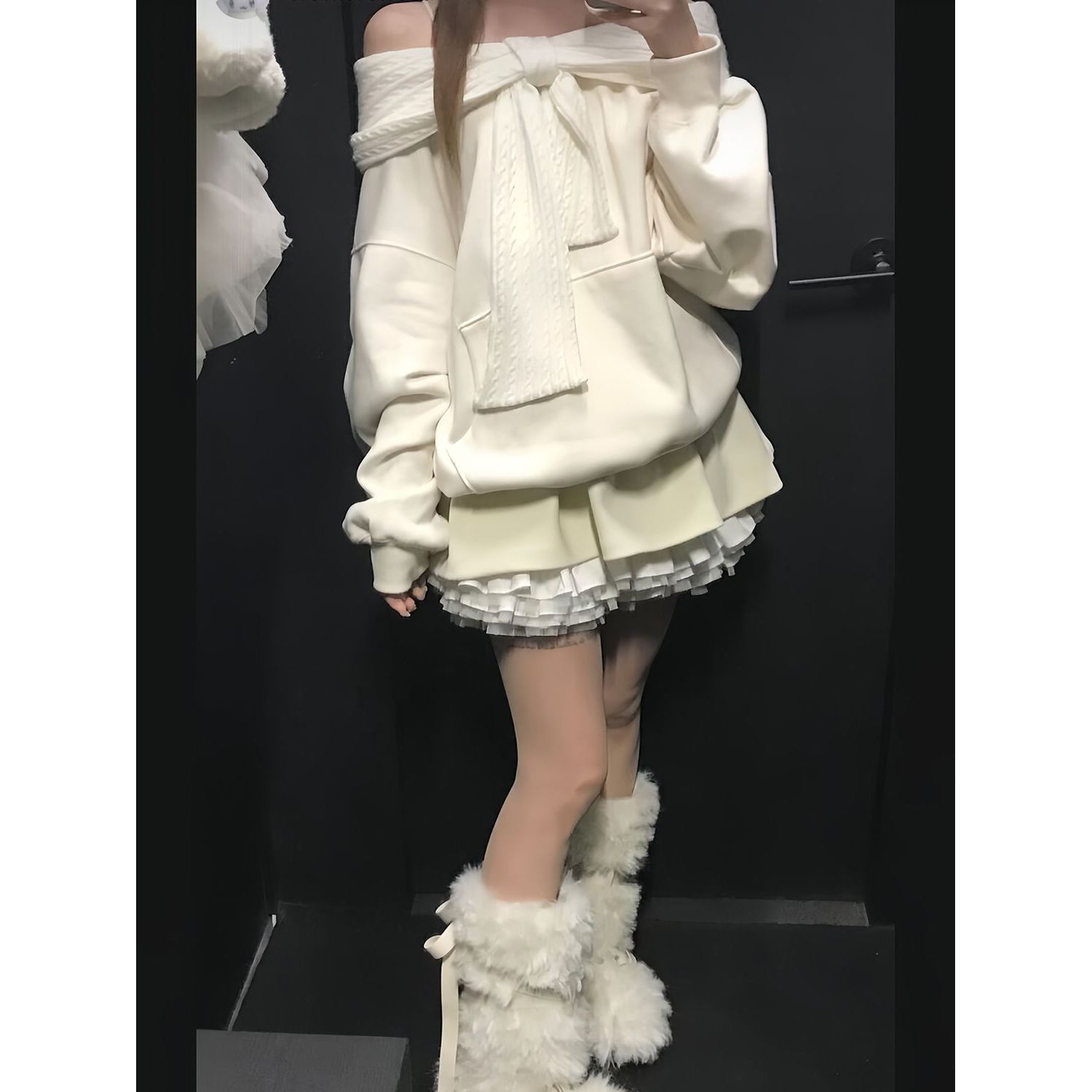 香榭绮梦 慵懒松弛感露肩一字领套头连帽卫衣+百搭半身裙两件套冬