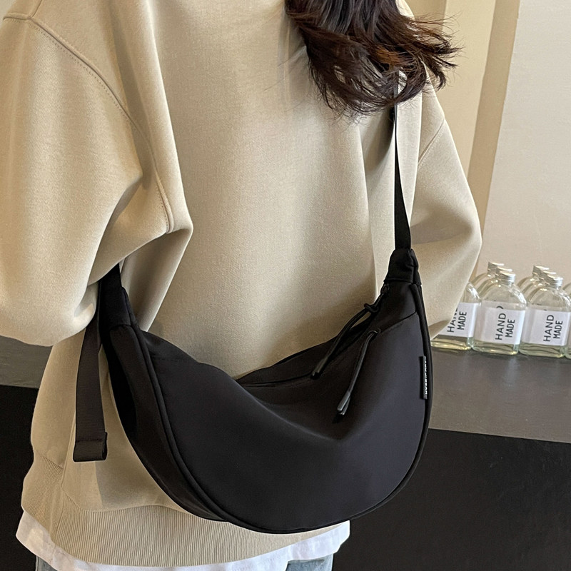 休闲百搭帆布包包女2025新款夏天斜挎小包设计感小众饺子包手机包