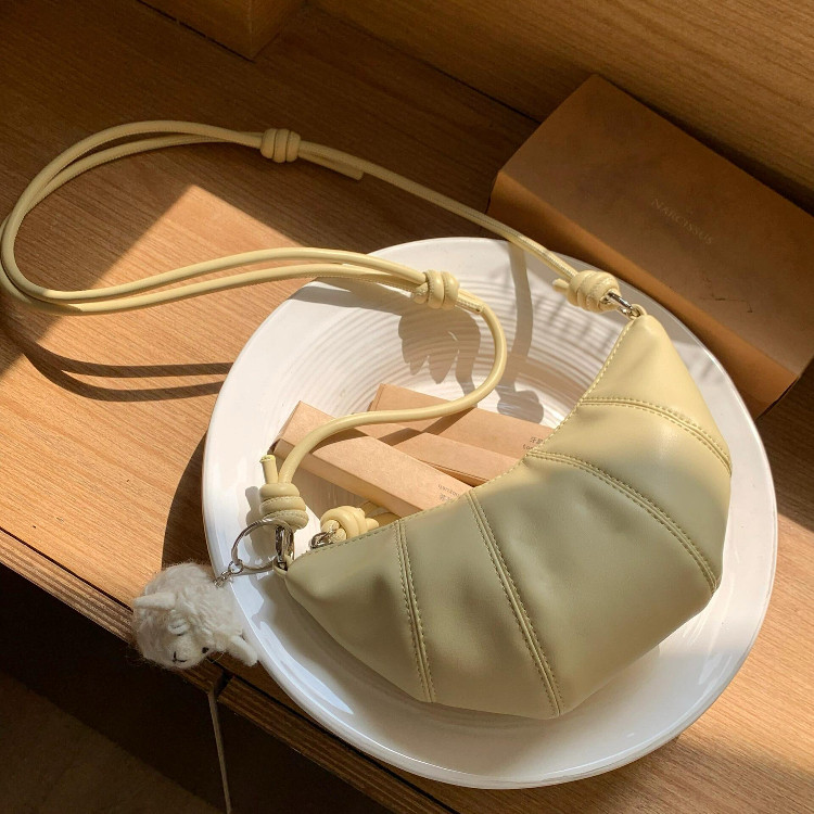 2026新款韩版简约斜挎迷你牛角包 休闲百搭轻便饺子包挎包女小包