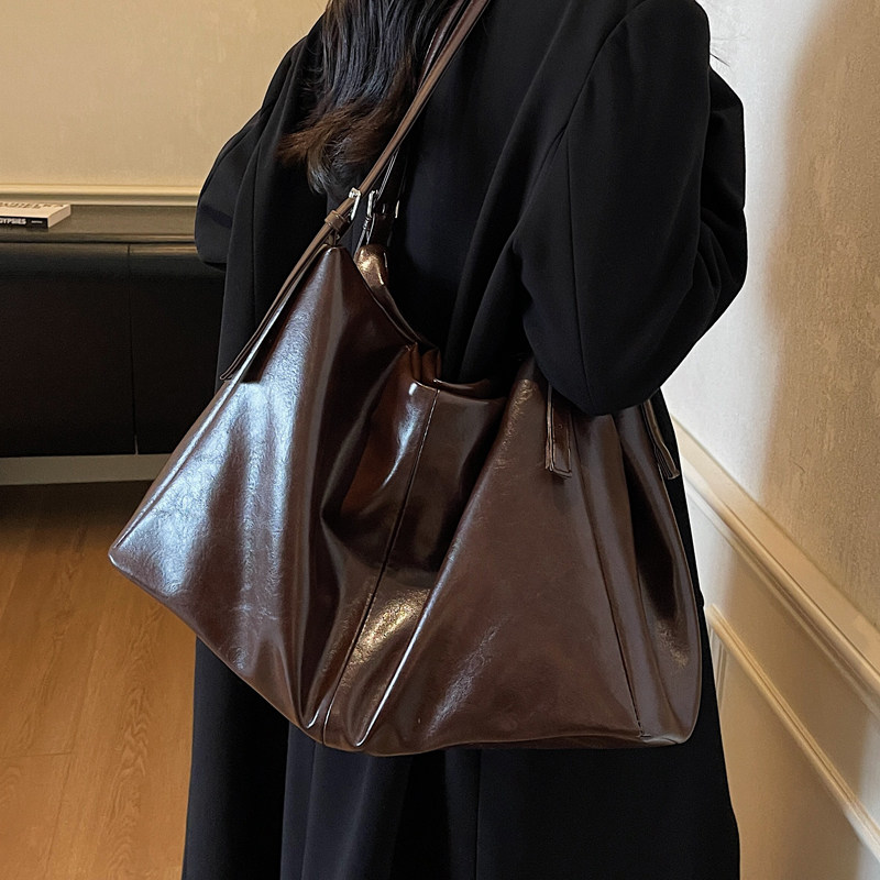 油蜡皮大包包女2026新款秋冬韩版大容量托特包复古通勤单肩斜挎包