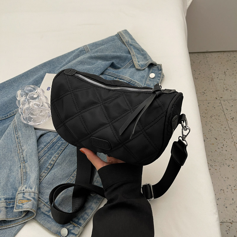 今年流行包包女2026新款潮百搭菱格单肩斜挎包休闲尼龙布包马鞍包