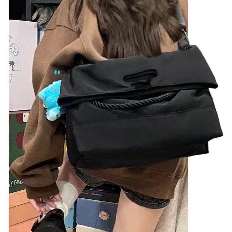 2026新款早秋时尚韩版宽带斜挎包女邮差包小众设计质感运动健身包