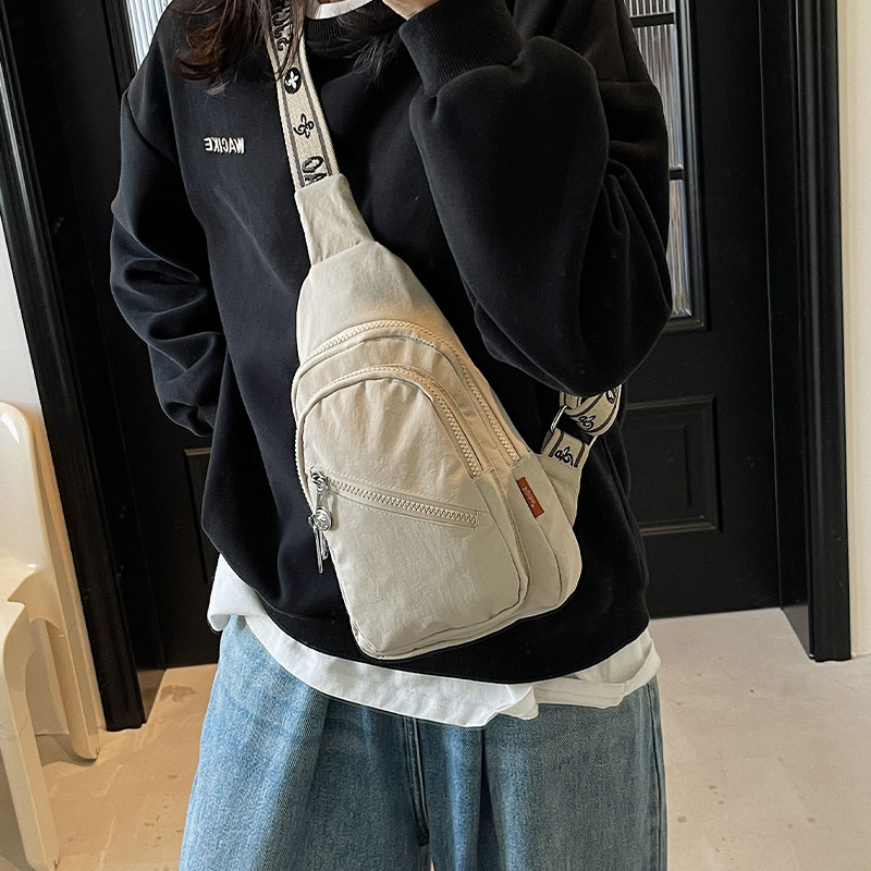 斜挎包女2026新款大容量胸包百搭轻便运动风小背包简约骑行帆布包