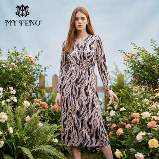 马天奴2025秋冬新款咖色印花V领连衣裙子钉珠收腰长袖法式气质女