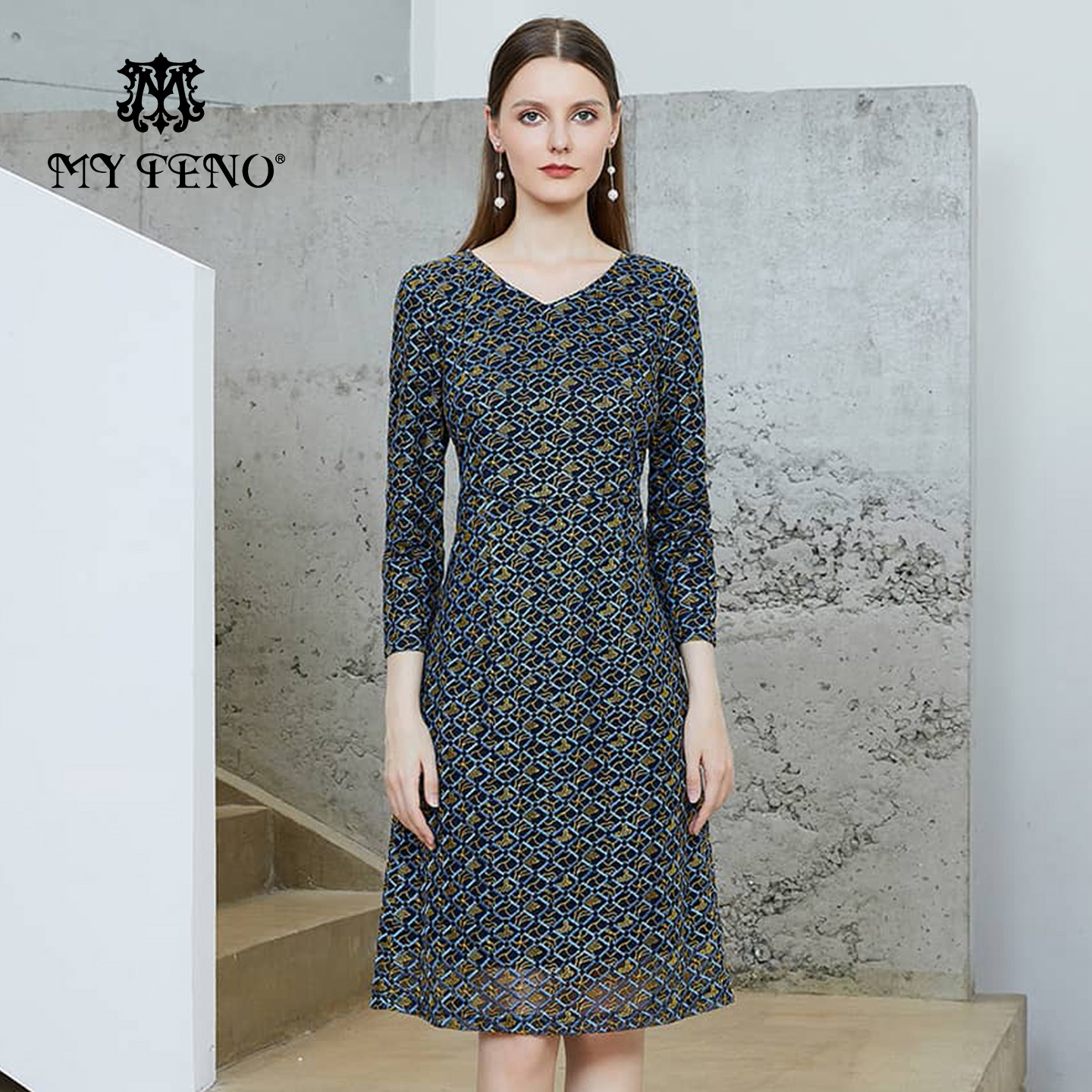 马天奴黑色刺绣收腰长袖连衣裙