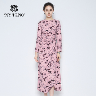 马天奴2025秋冬新款粉色花卉印花圆领连衣裙子长裙捏褶修身气质女