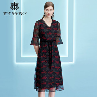 马天奴春夏新款女黑色V领绣花蕾丝连衣裙喇叭袖长裙复古气质时尚