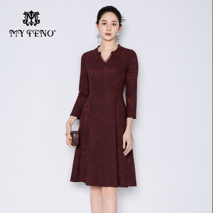 马天奴2025秋冬新款 气质复古女 提花V型立领钉珠连衣裙子收腰长袖
