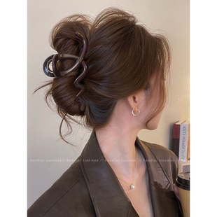 气质巧克力棕波浪抓夹女大号盘发夹2025新款高级感鲨鱼夹子发饰