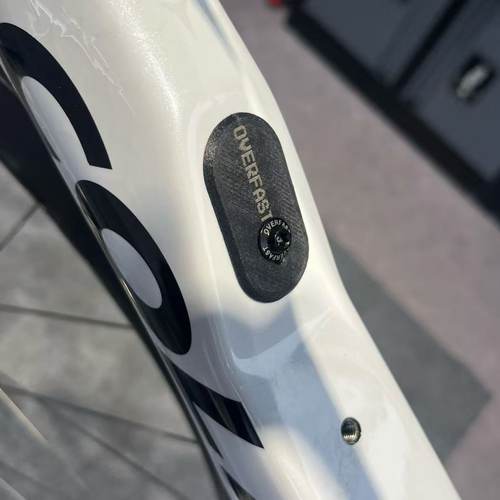 梅花Y1RS 公路车水壶架 升级 OVERFAST碳纤维电池仓盖 减重80g