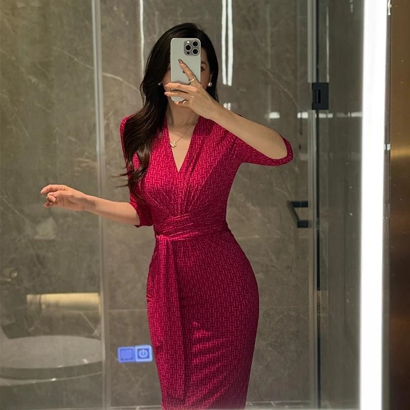 法式气质高级感v领绑带收腰中袖连衣裙女2025夏季新款修身包臀裙