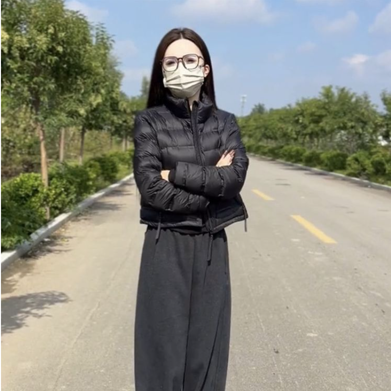 2025秋冬网红新款轻薄短款棉服女气质精致黑色立领保暖显瘦短棉衣