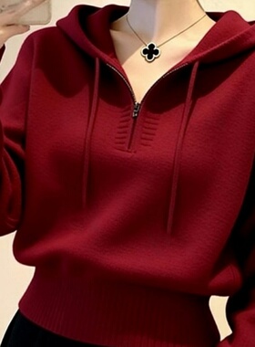 2026秋冬款酒红色连帽半拉链针织衫女花纹时尚设计感毛衣