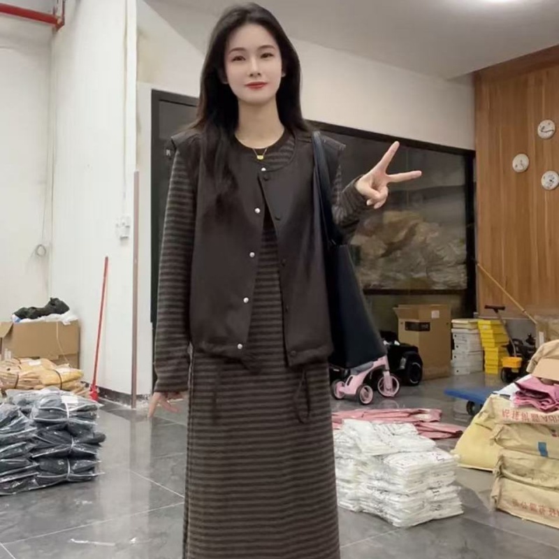 时髦皮马甲条纹连衣裙套装女2025年春秋款韩版洋气减龄显瘦两件套