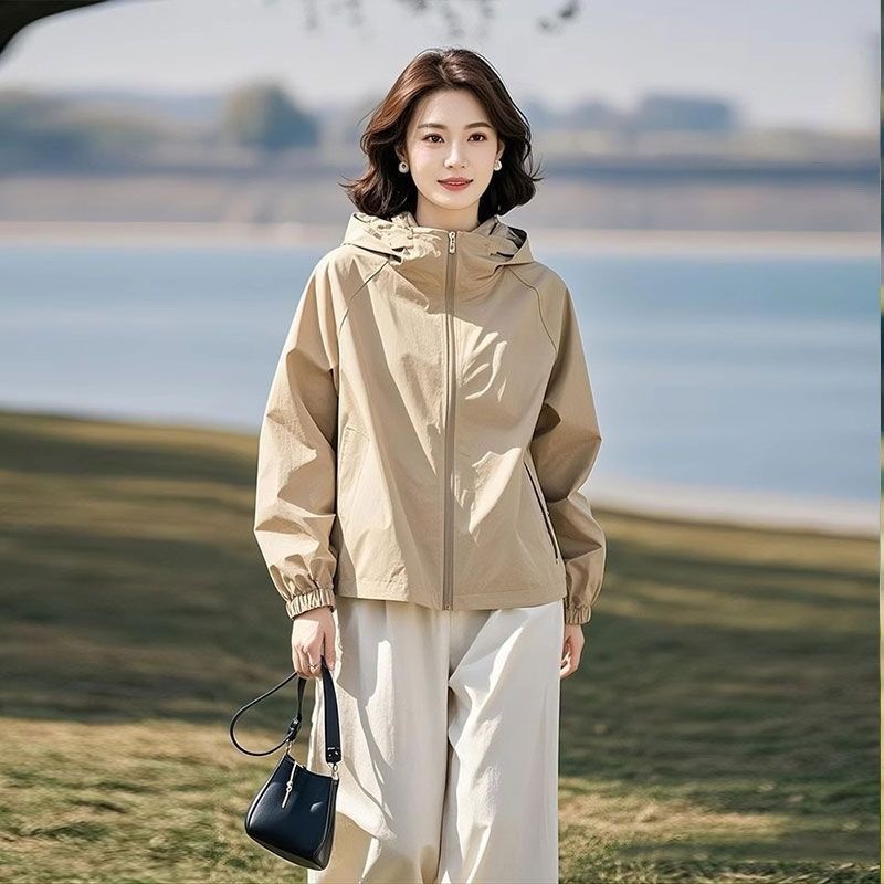 2025开春百搭超火酷飒拽姐高级感超好看女短款连帽外套减龄冲锋衣