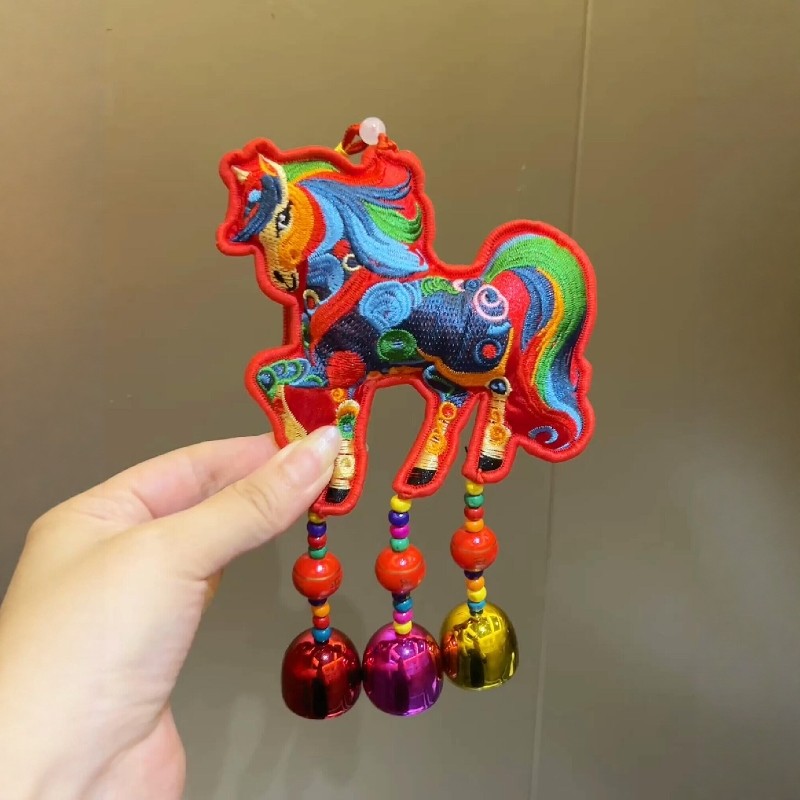 新年挂件新年刺绣香囊小马铃铛