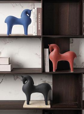 入门玄关摆件飘窗摆件装饰简约陶瓷抽象马摆件北欧轻奢创意家居样