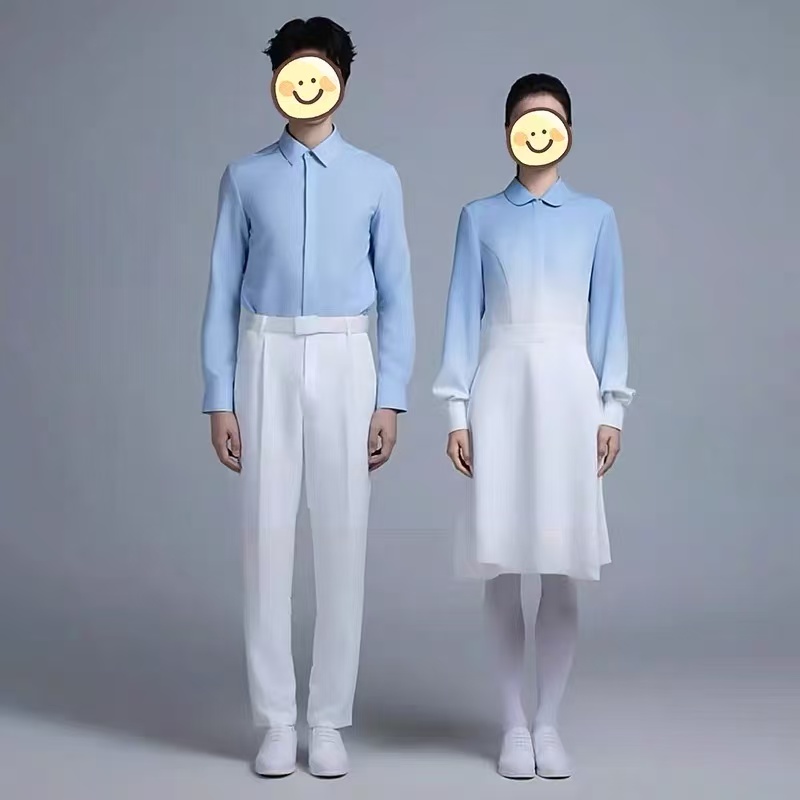 十一儿童大合唱团演出服中