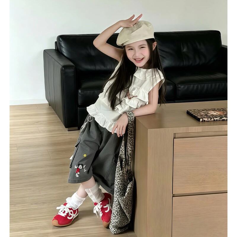 韩国童装女童夏套装2026新款巨好看小女孩荷叶边白色背心灰色短裤