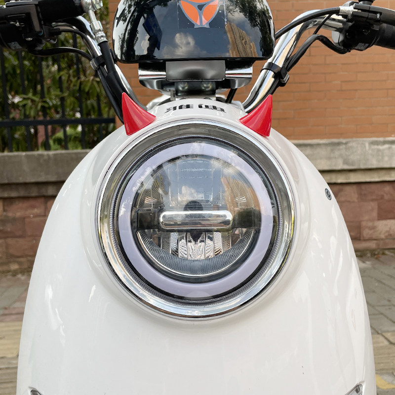 电动车恶魔牛角装饰雅迪爱玛小牛可爱电瓶车改造配件个性头盔贴纸