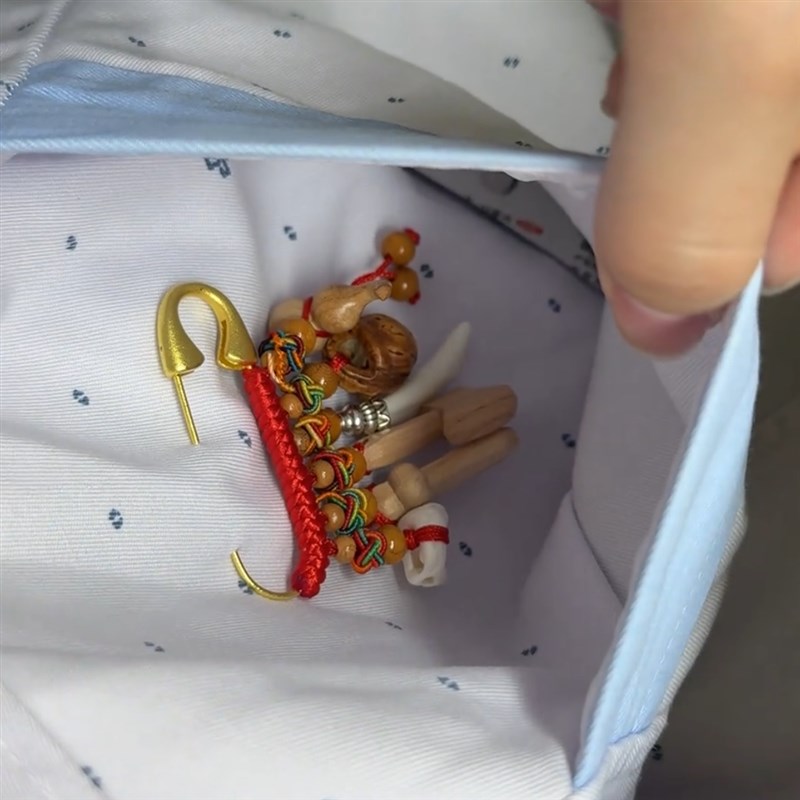 别针桃木宝宝出门防惊压惊挂件婴幼儿胸针兔虎龙平安饰品