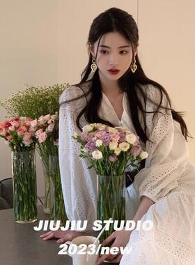 法式高级感V领白色连衣裙女春秋气质显瘦度假温柔超仙女绝美长裙