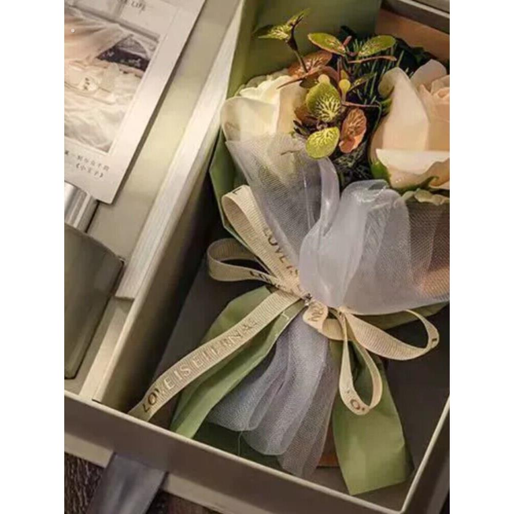 三八妇女女神节礼物送公司员工妈妈老师高档实用的康乃馨香薰礼盒