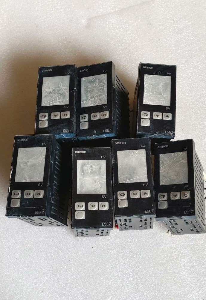 欧姆龙温控器E5EZ-R3-36数量7个拆机图上实物拍摄