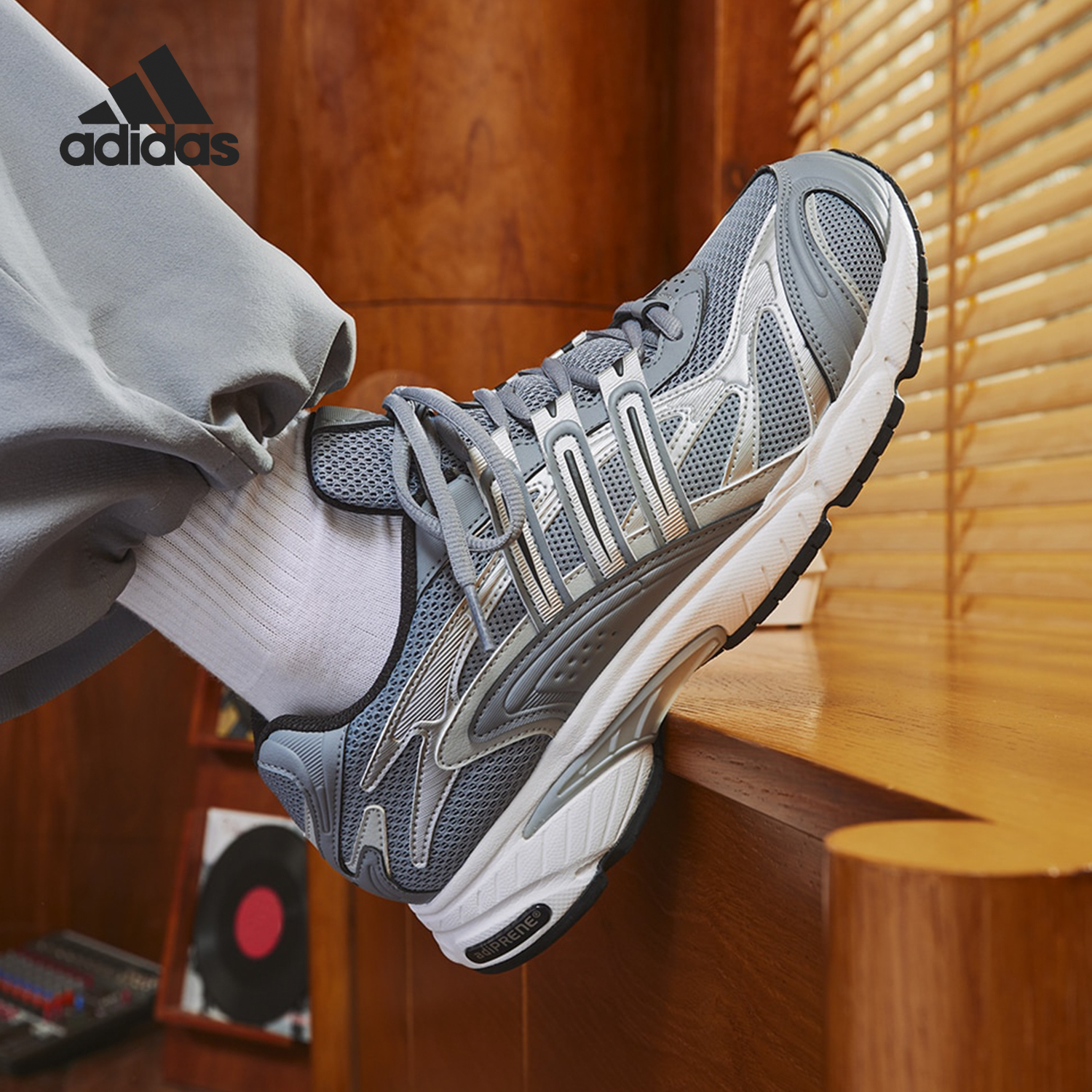 阿迪达斯男女同款透气休闲鞋