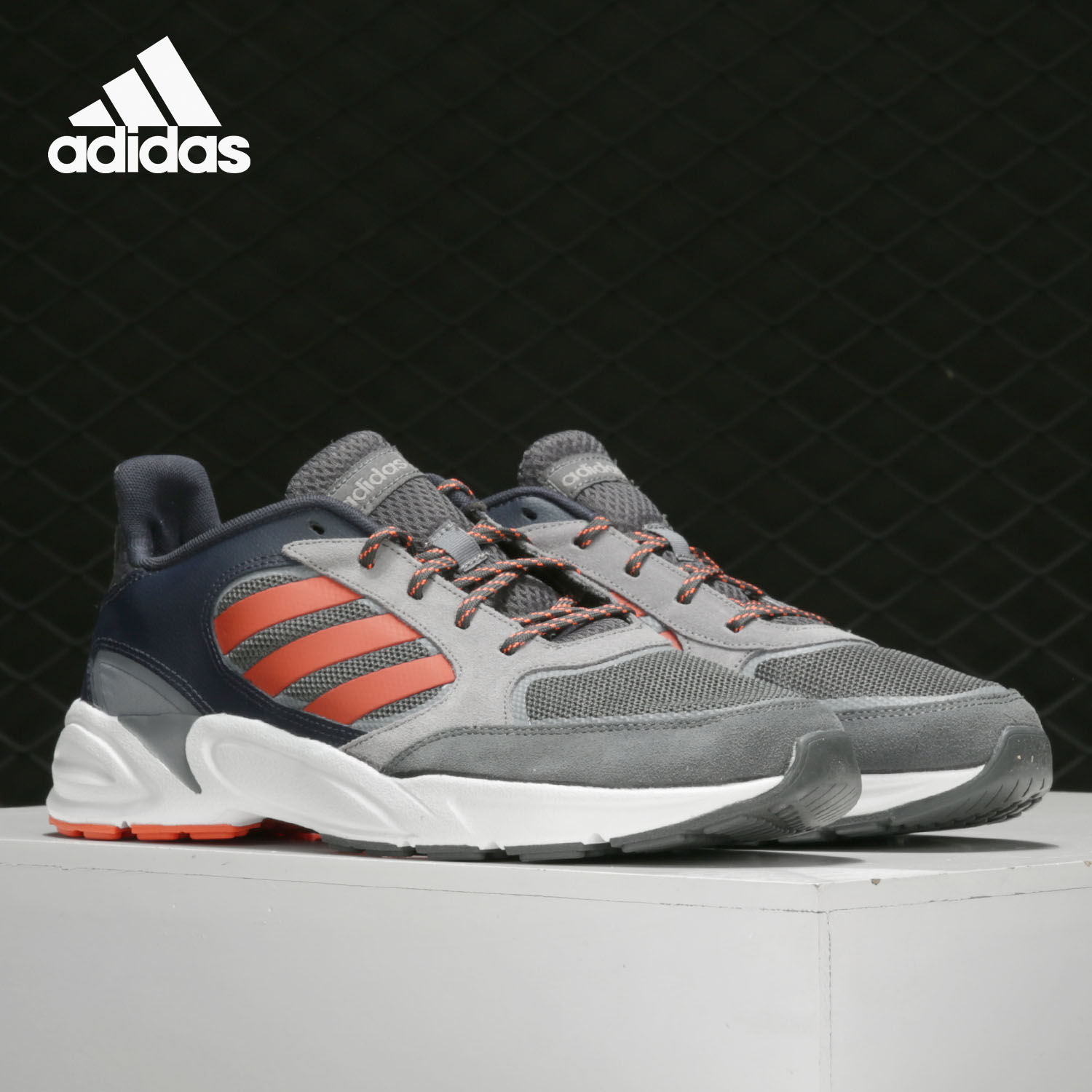 阿迪达斯透气低帮运动跑步鞋