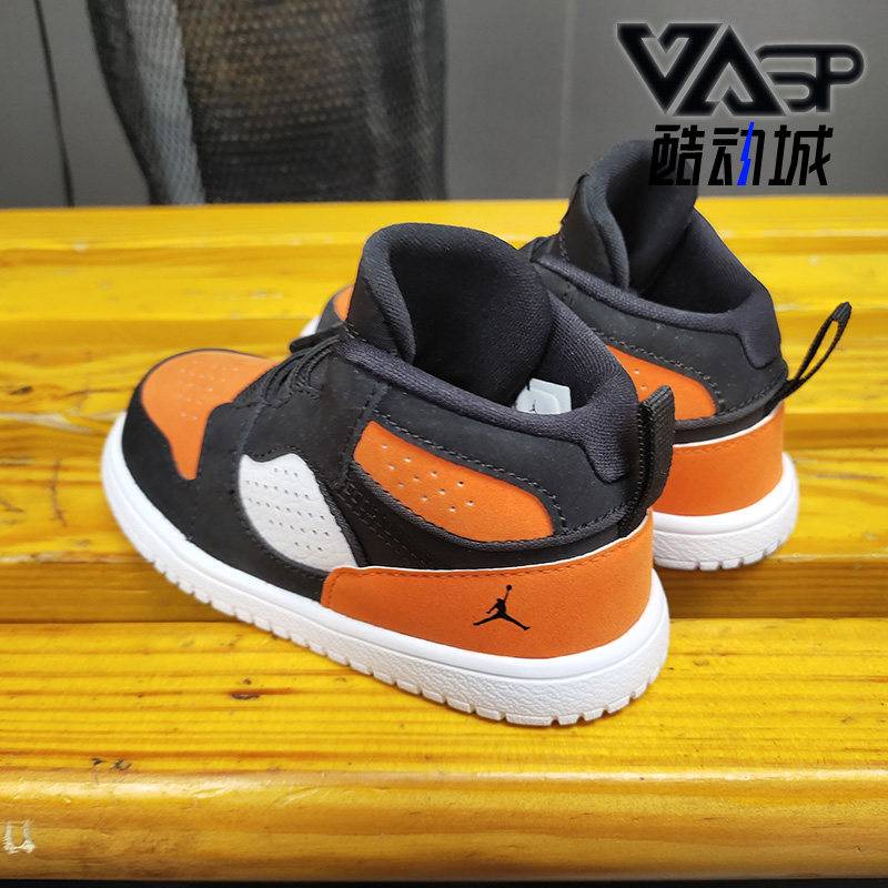 耐克小童中帮休闲运动鞋