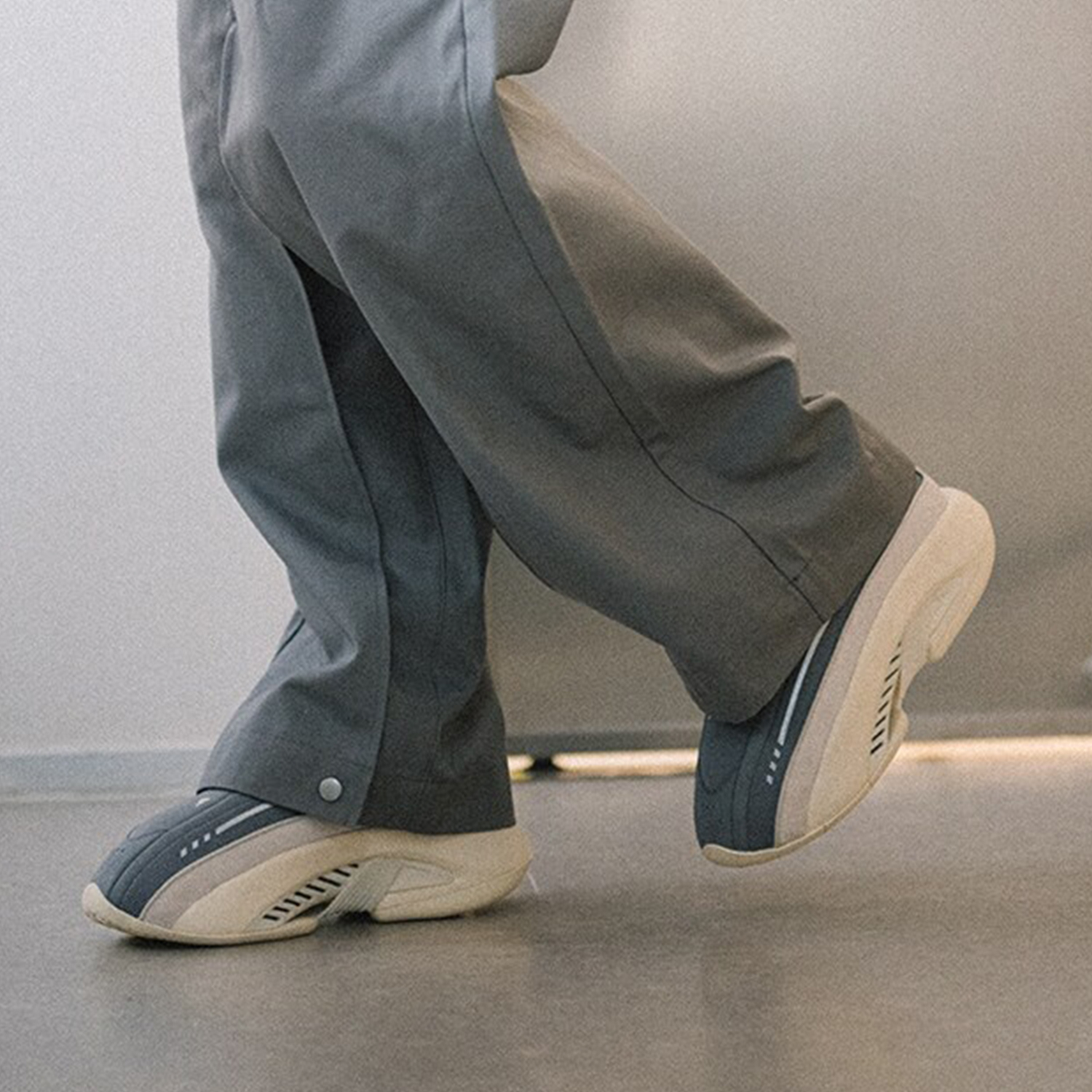 防滑耐磨系带运动休闲鞋