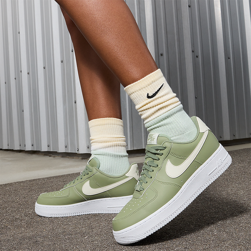 Nike/耐克正品Air Force 1女士轻便低帮经典柔软板鞋HF5062-386