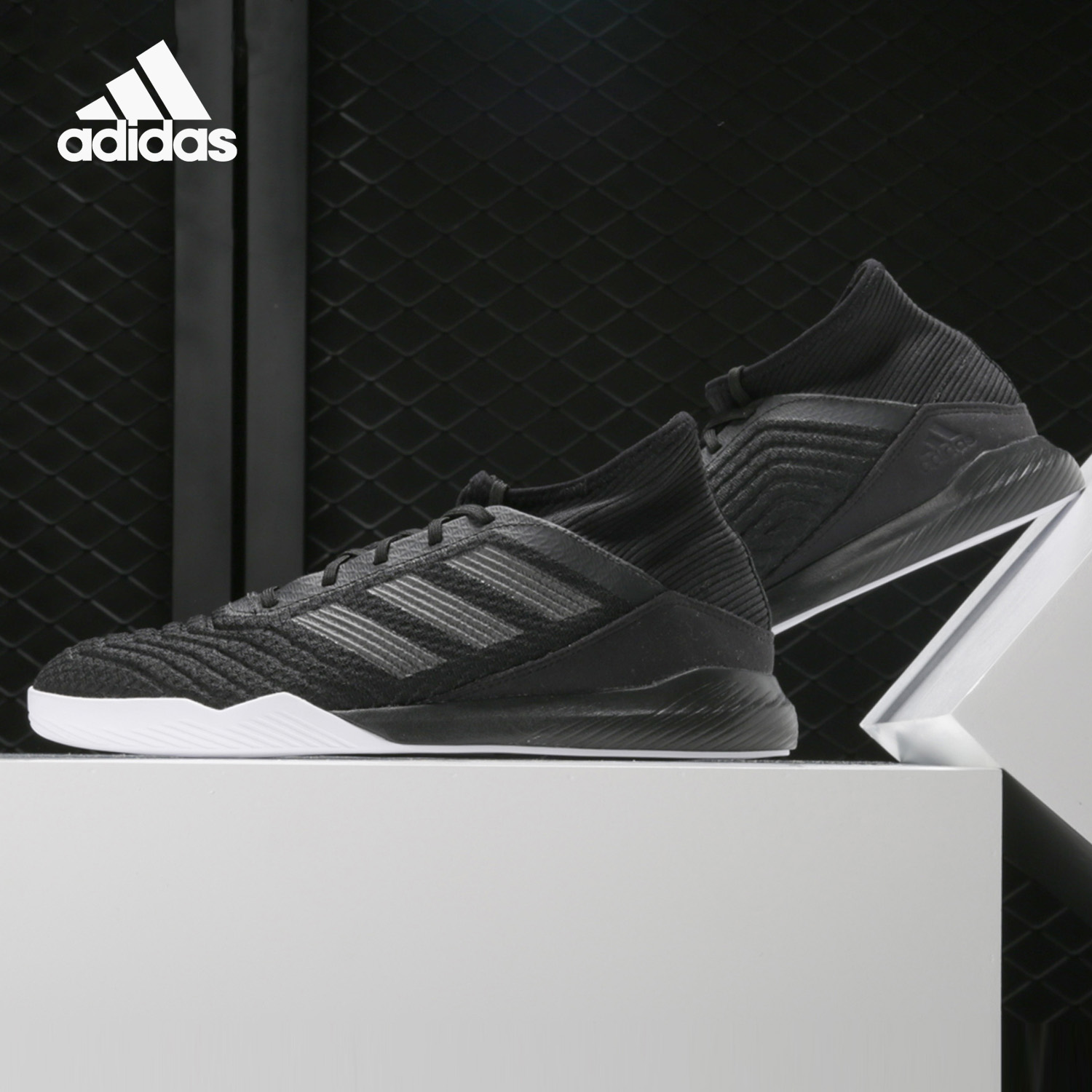 阿迪达斯猎鹰街头休闲足球鞋