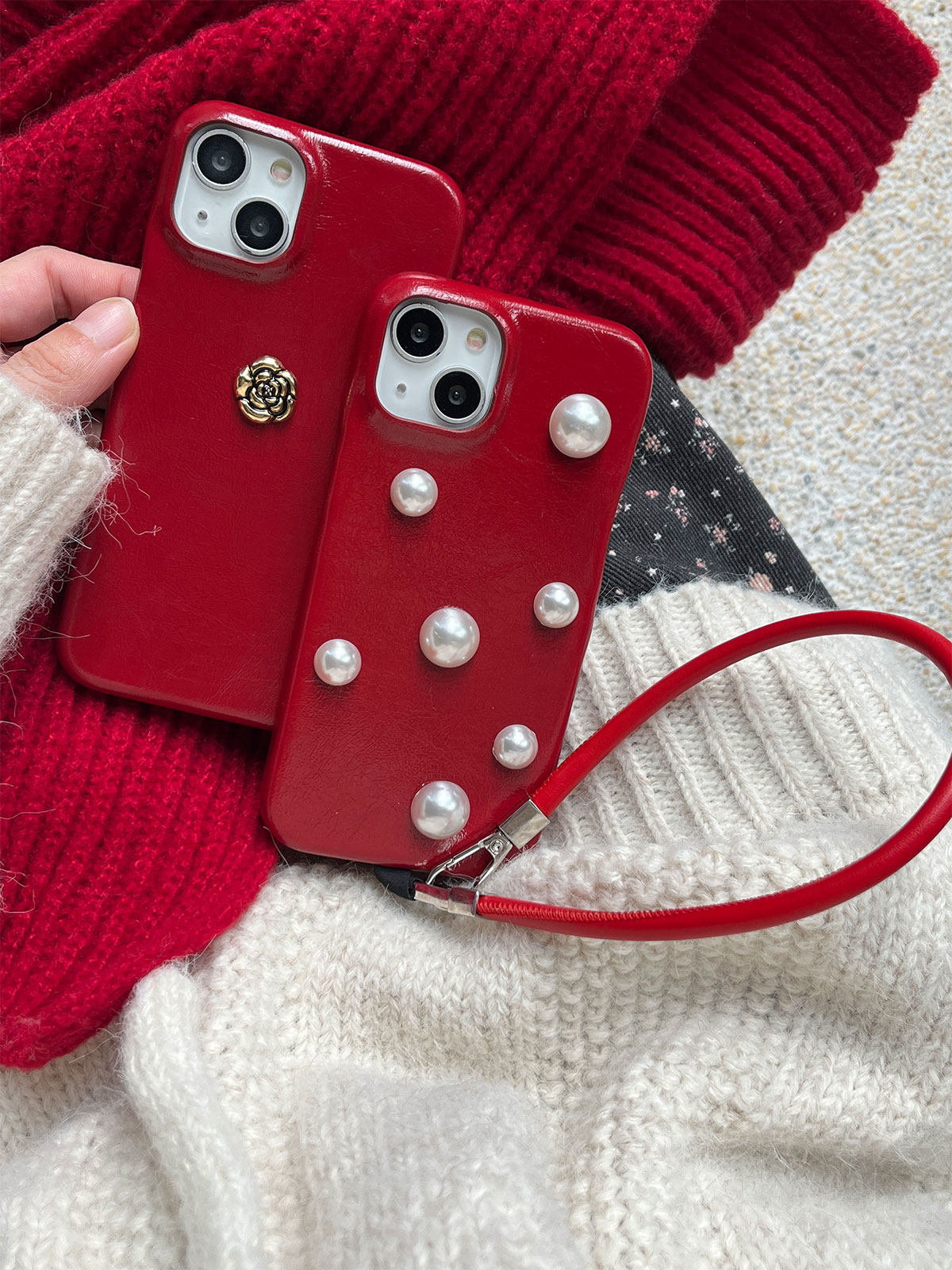 山茶花iphone16pro小众高级感15max手机壳14苹果13红色12适用复古珍珠皮质防摔韩国手提腕带挂绳保护套17女11