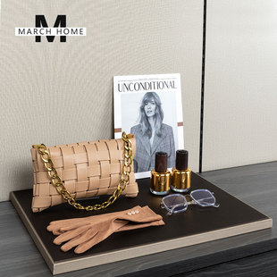 样板房间棕色系列妆台衣帽间衣橱装 饰品摆件托盘包包手套眼镜组合