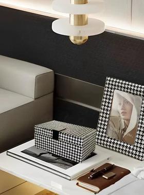 现代简约样板间卧室床头柜首饰收纳盒相框书籍装饰品搭配组合摆件