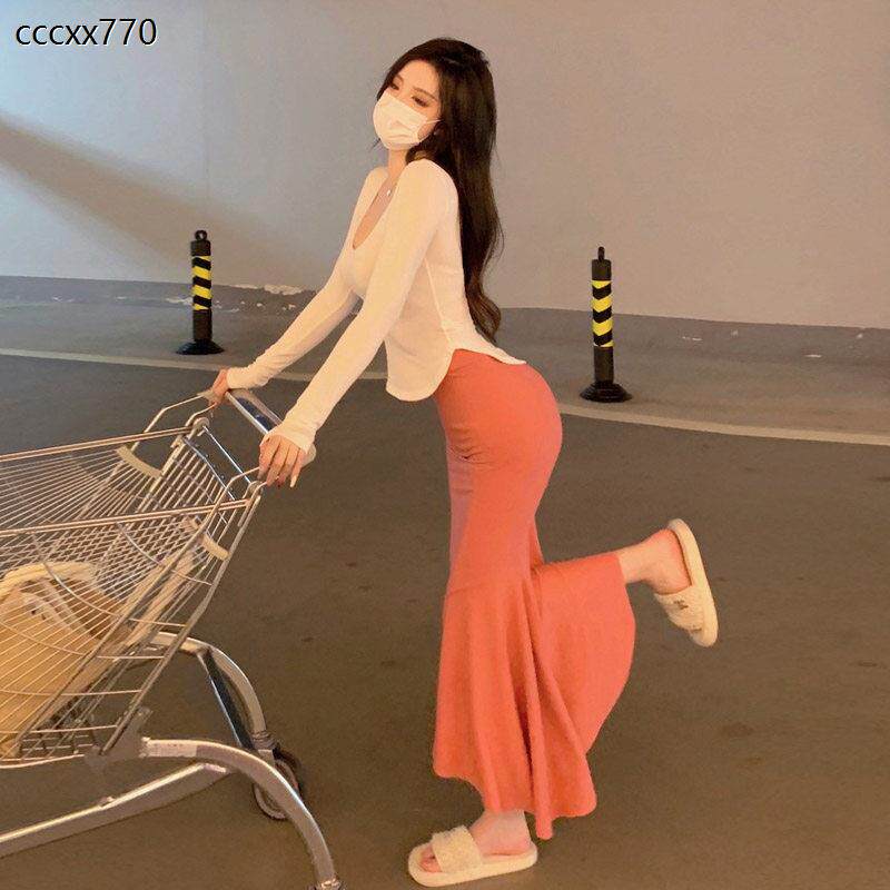 炸街凸显身材性感辣妹上
