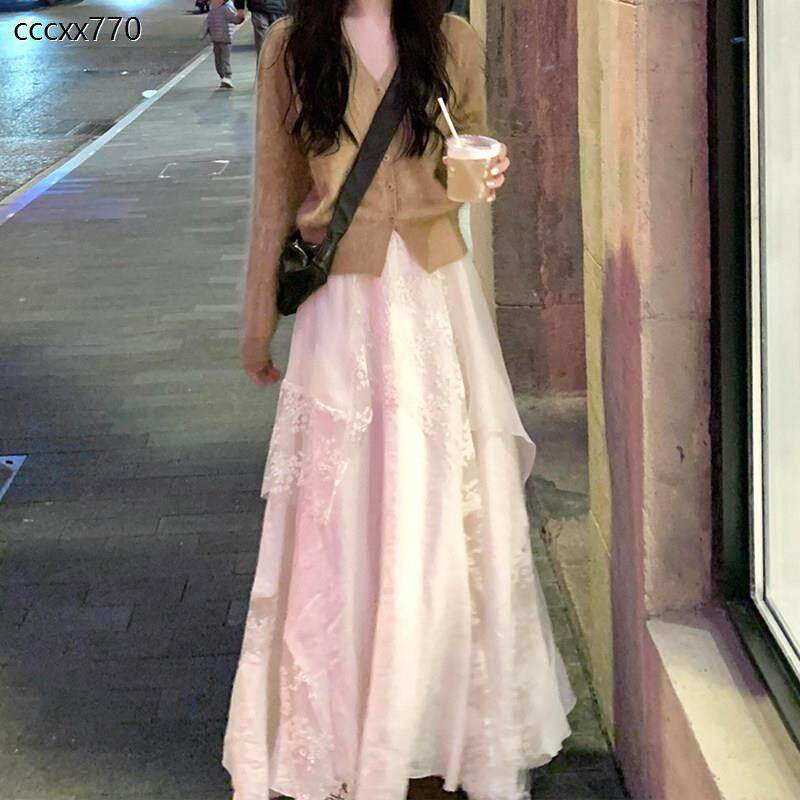 白色蕾丝大摆裙女设计感