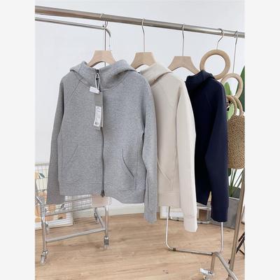 灰色外衣妇女的春季和秋