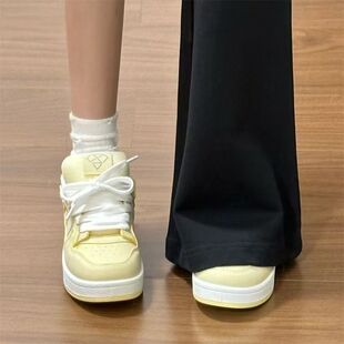 原创奶黄色复古有擦声板鞋女ins厚底高街面包鞋轻便运动休闲鞋子