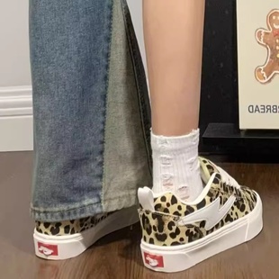 新款豹纹色闪电有擦声板鞋女ins复古大舌头面包鞋厚底增高运动鞋