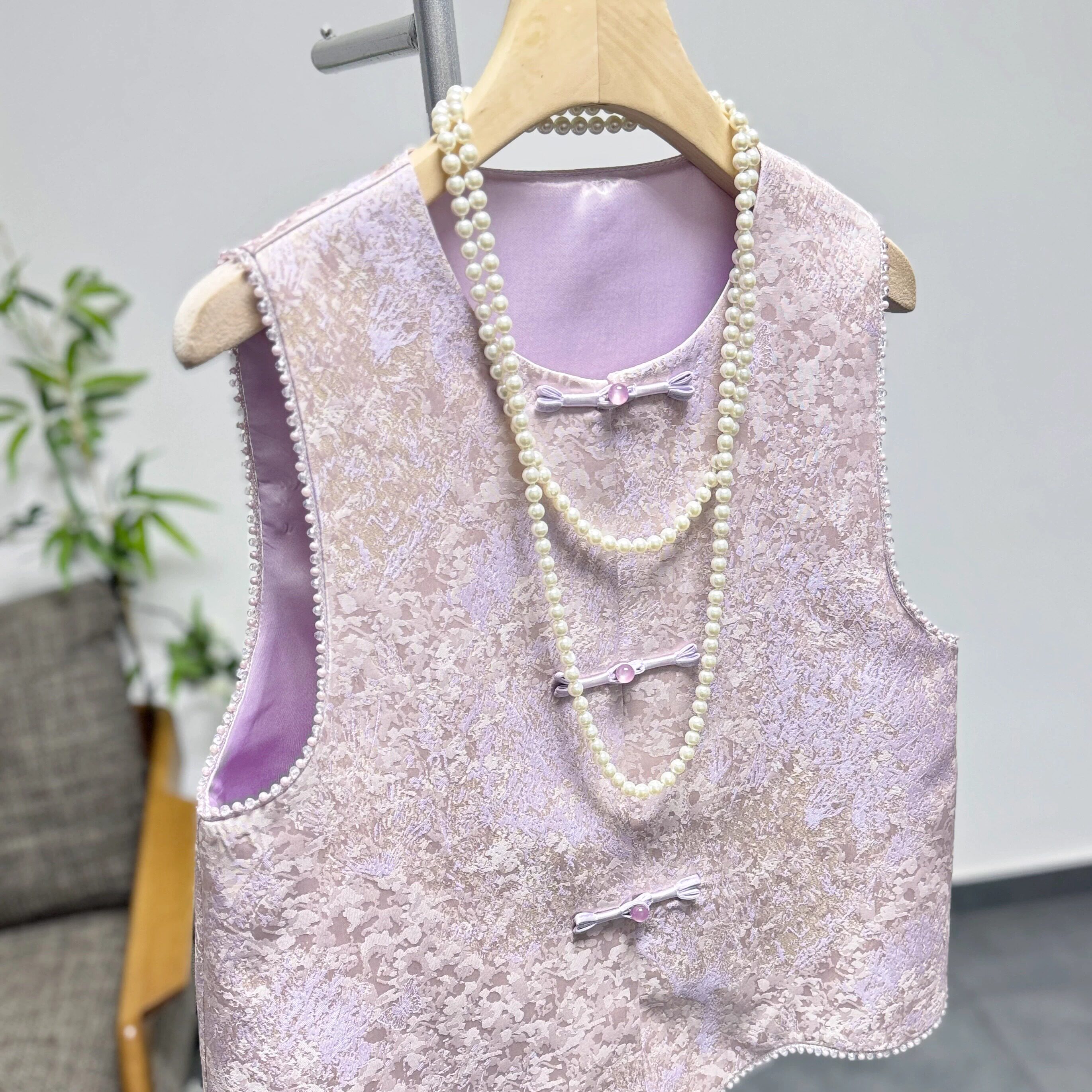 新中式风高级感紫色缎面提花马甲女珍珠装饰盘扣国风背心气质上衣