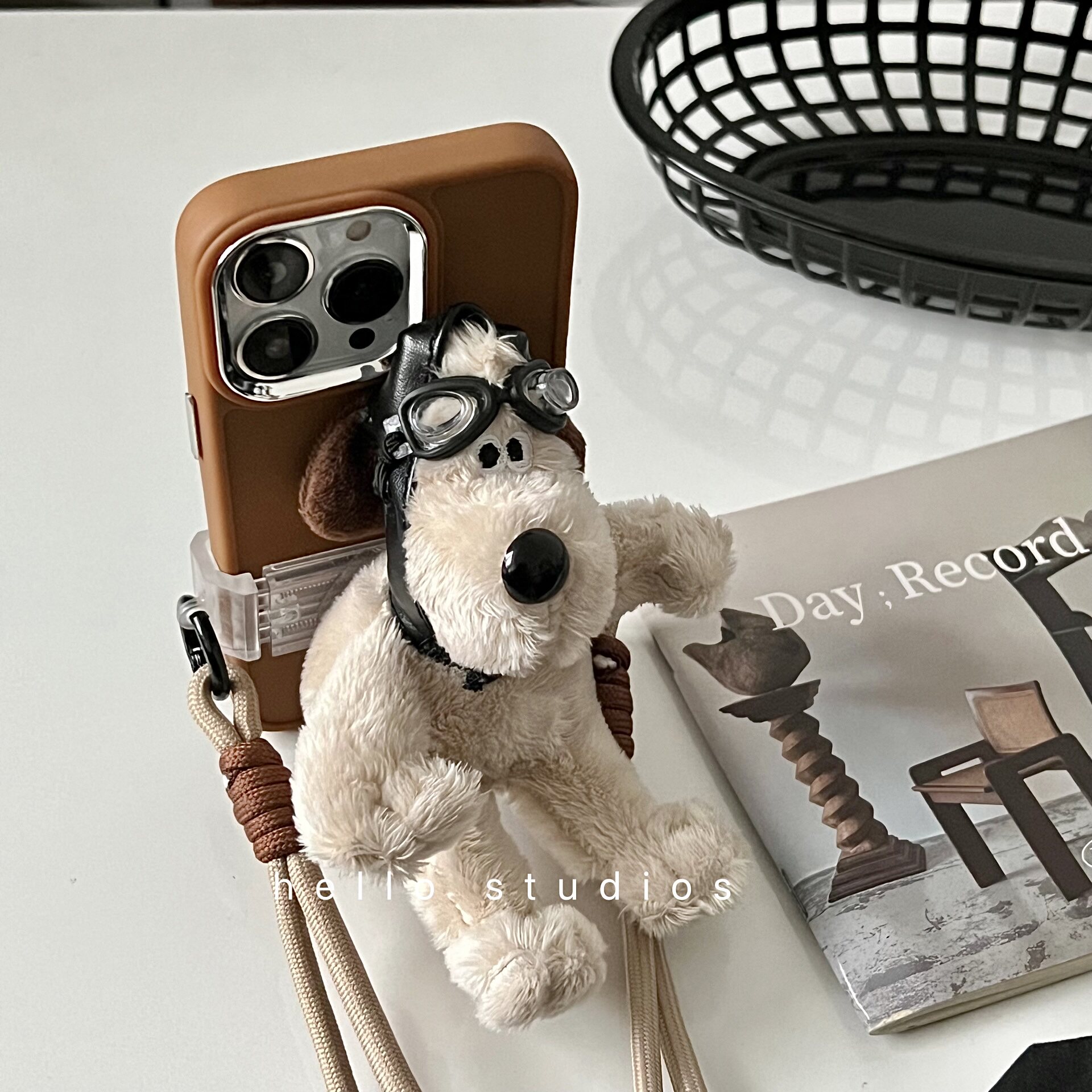 hello studios可爱毛绒小狗背夹斜挎挂绳手机壳适用13苹果16promax新款iPhone15proMax全包